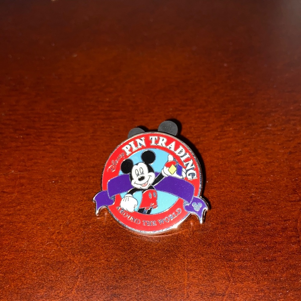 Rare Mickey pin trading pin with hidden Mickey